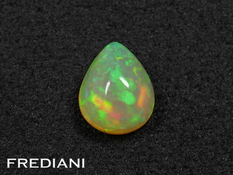 Opale poire cabochon