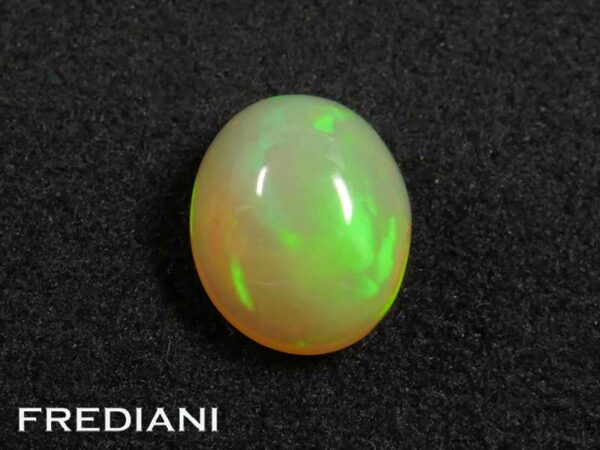 Opale ovale cabochon 118x99 de 3.27 carats