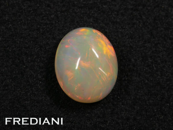 Opale ovale cabochon 122x101 de 3.25 carats