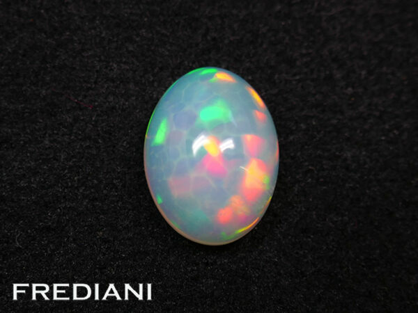 Opale naturelle ovale d'Ethiopie 105x80 de 2.02 carats