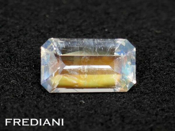 Pierre de lune arc en ciel baguette 96x54 de 1.44 carat