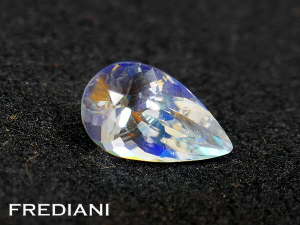 Pierre de lune arc en ciel poire 99x59 de 1.39 carat