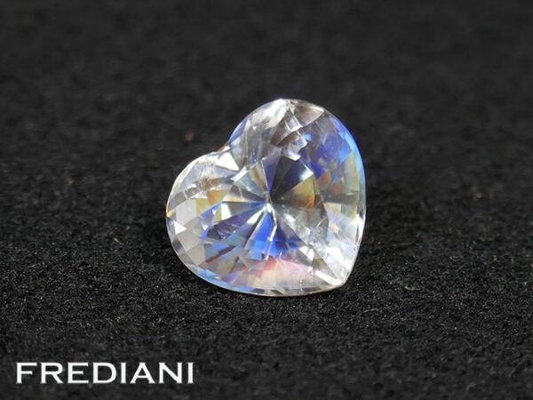Pierre de lune arc en ciel coeur 86x77 de 2.15 carats