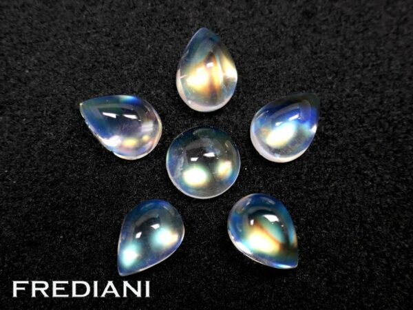 Lot de 6 pierres de lune bleutées cabochons poires 70x50 et ronde 6 mm de 5.56 carats