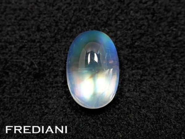 Pierre de lune bleutée ovale 109x73 de 3.56 carats