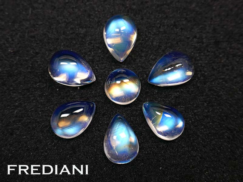 Lot de 7 pierres de lune cabochons