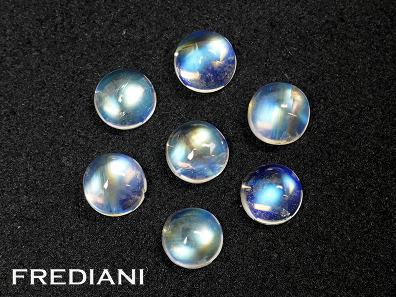 7 Pierres de lune rondes cabochons