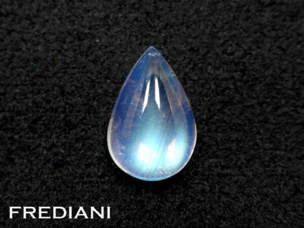Pierre de lune bleutée poire 120x80 de 3.11 carats