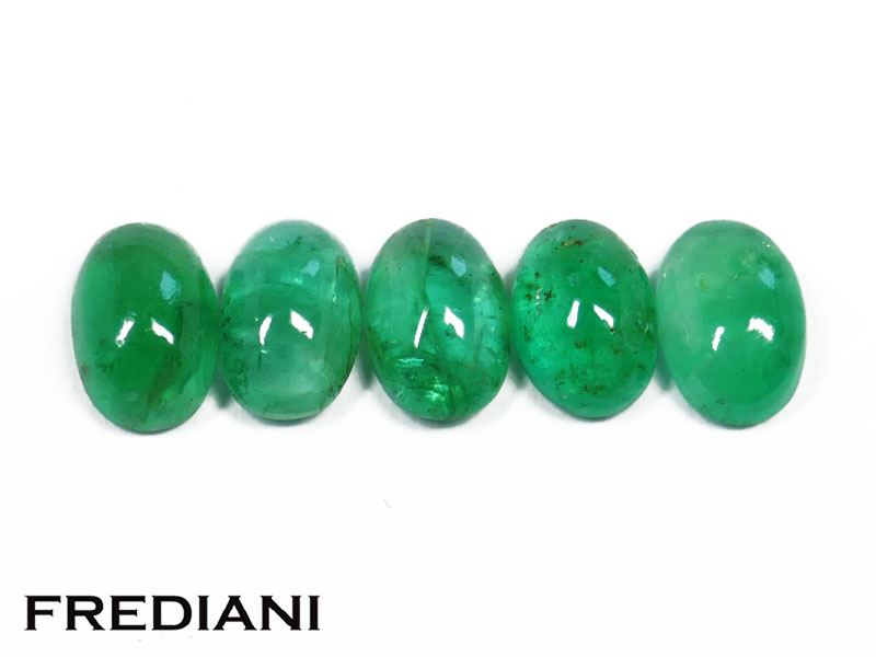 Lot de 5 émeraudes cabochons ovales