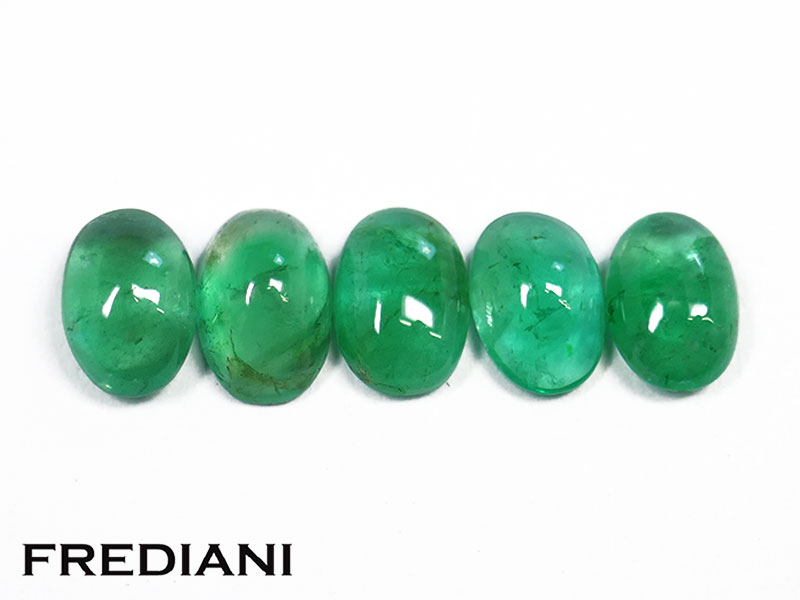 Lot de 5 émeraudes cabochons ovales