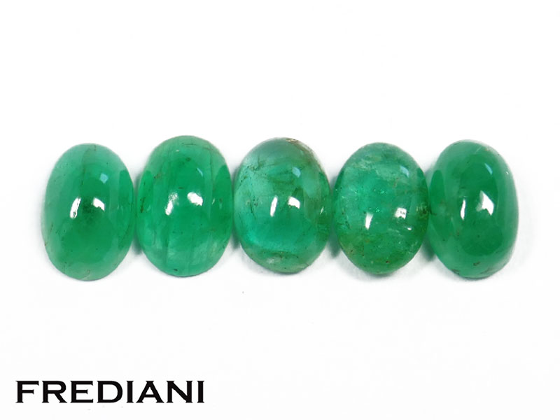 Lot de 5 émeraudes cabochons ovales