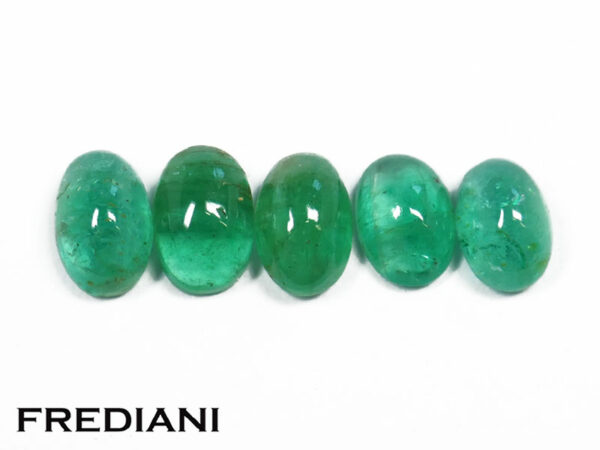 Lot de 5 émeraudes cabochons ovales 6x4 de 2.70 carats