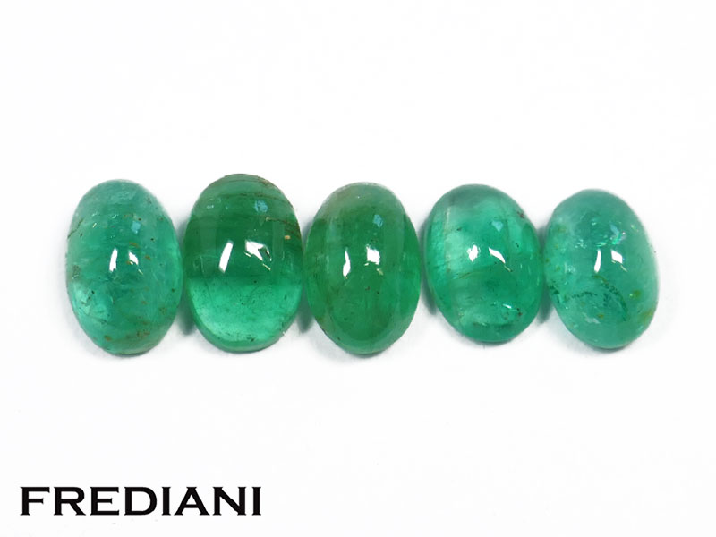 Lot de 5 émeraudes cabochons ovales