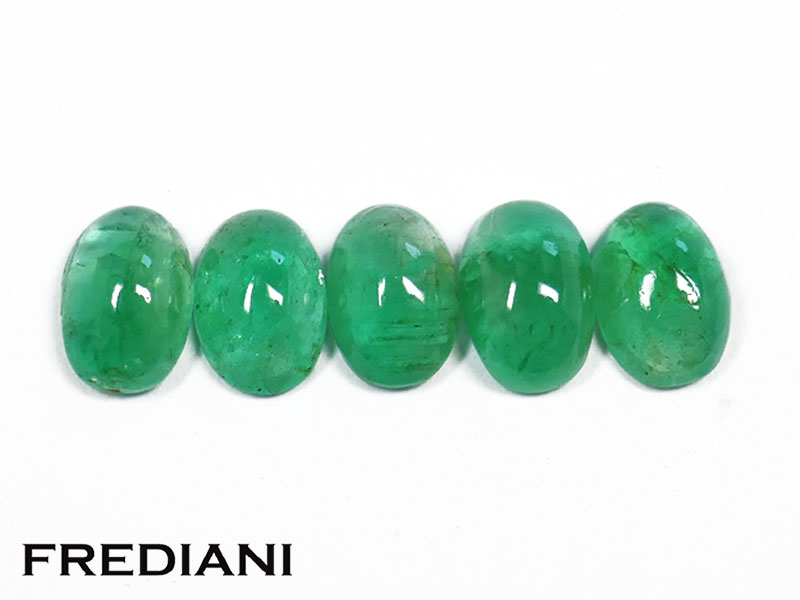 Lot de 5 émeraudes cabochons ovales