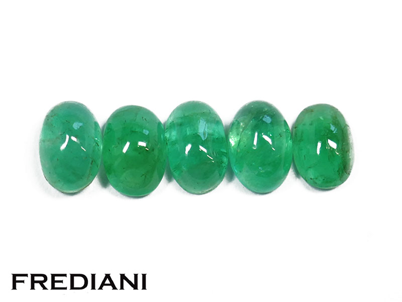 Lot de 5 émeraudes cabochons ovales
