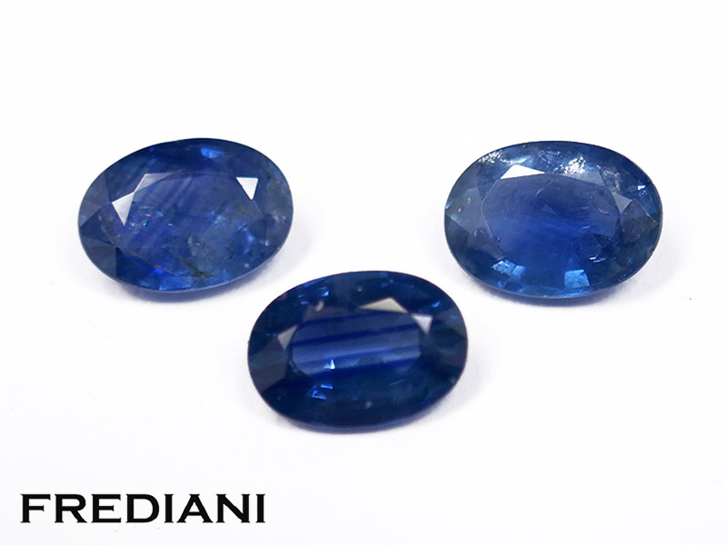 Trio de saphirs bleus ovales