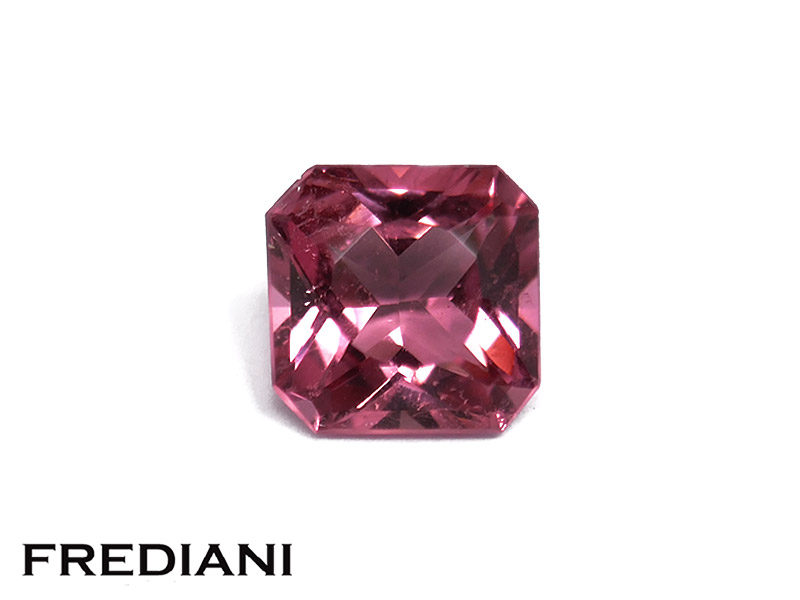 Tourmaline rose carrée à pans coupés