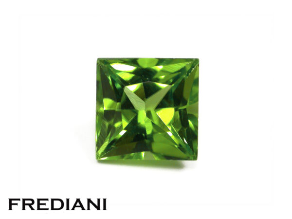 Péridot carré taille princesse 80x80 de 2.55 carats