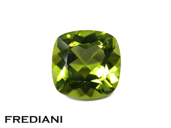Péridot coussin 100x100 de 4.55 carats