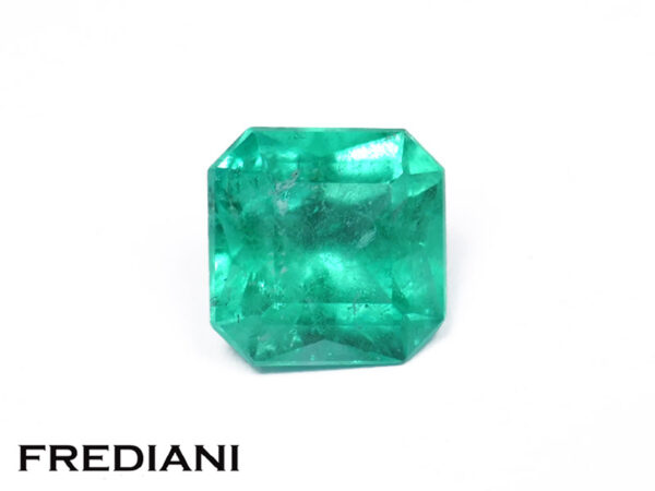Emeraude de Colombie carrée pans coupés 85x85 de 2.42 carats
