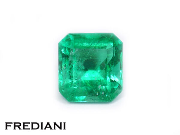 Emeraude de Colombie carrée pans coupés 85x80 de 2.50 carats