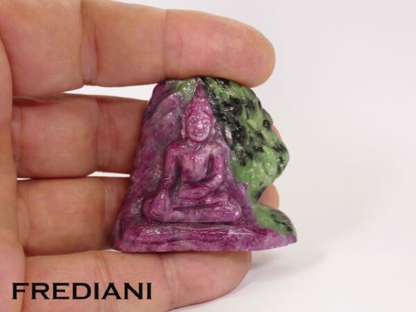 Bouddha sculpté sur rubis et zoïsite ornemental de 55.90 grammes 4 cm de haut par 4.5 cm de large
