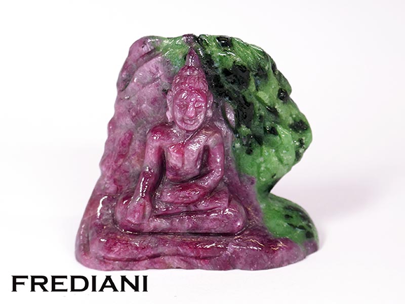 Bouddha sculpté sur rubis et zoïsite ornemental