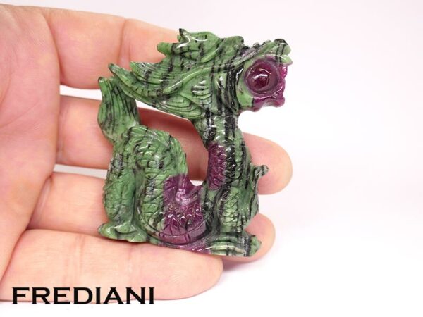 Dragon sculpté sur zoïsite et rubis ornemental de 66.16 grammes