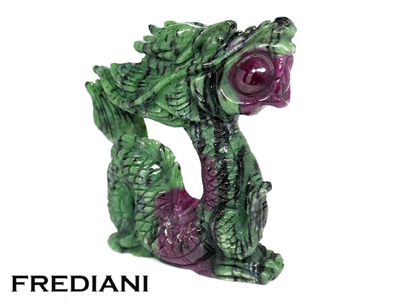 Dragon sculpté sur zoïsite et rubis ornemental