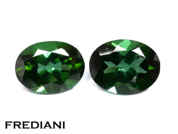 Paire de tourmalines vertes ovales 80x60 de 2.46 carats