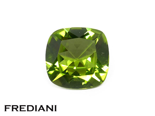 Péridot coussin 100x100 de 3.86 carats