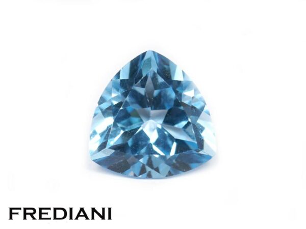 Topaze bleue traitée troïdia 109x109 de 5.00 carats