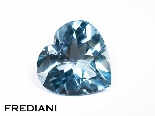 Topaze bleue traitée coeur 135x138 de 8.88 carats