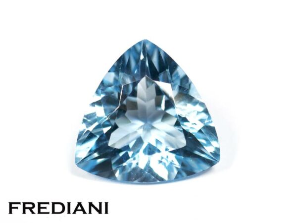 Topaze bleue traitée troïdia 140x140 de 9.55 carats