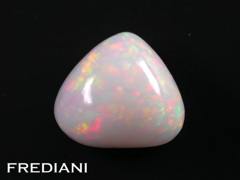 Opale triangulaire cabochon